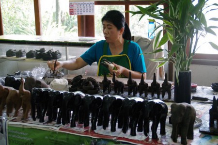 Fabrique d'objets en laque noire