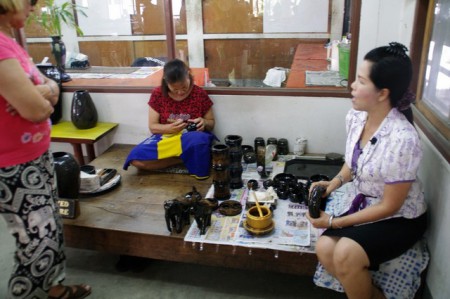 Fabrique d'objets en laque noire