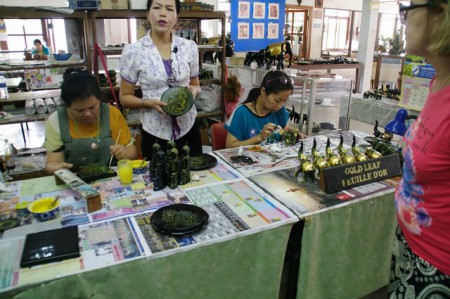 Fabrique d'objets en laque noire
