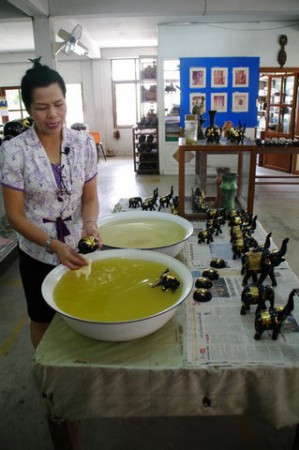 Fabrique d'objets en laque noire